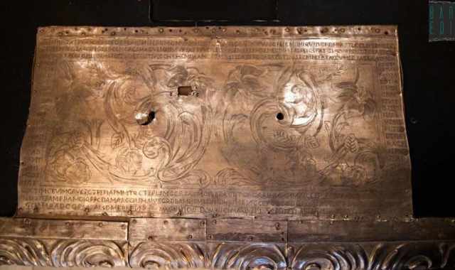 Bari, la scritta che mai nessuno  riuscito a tradurre:  il mistero della Basilica